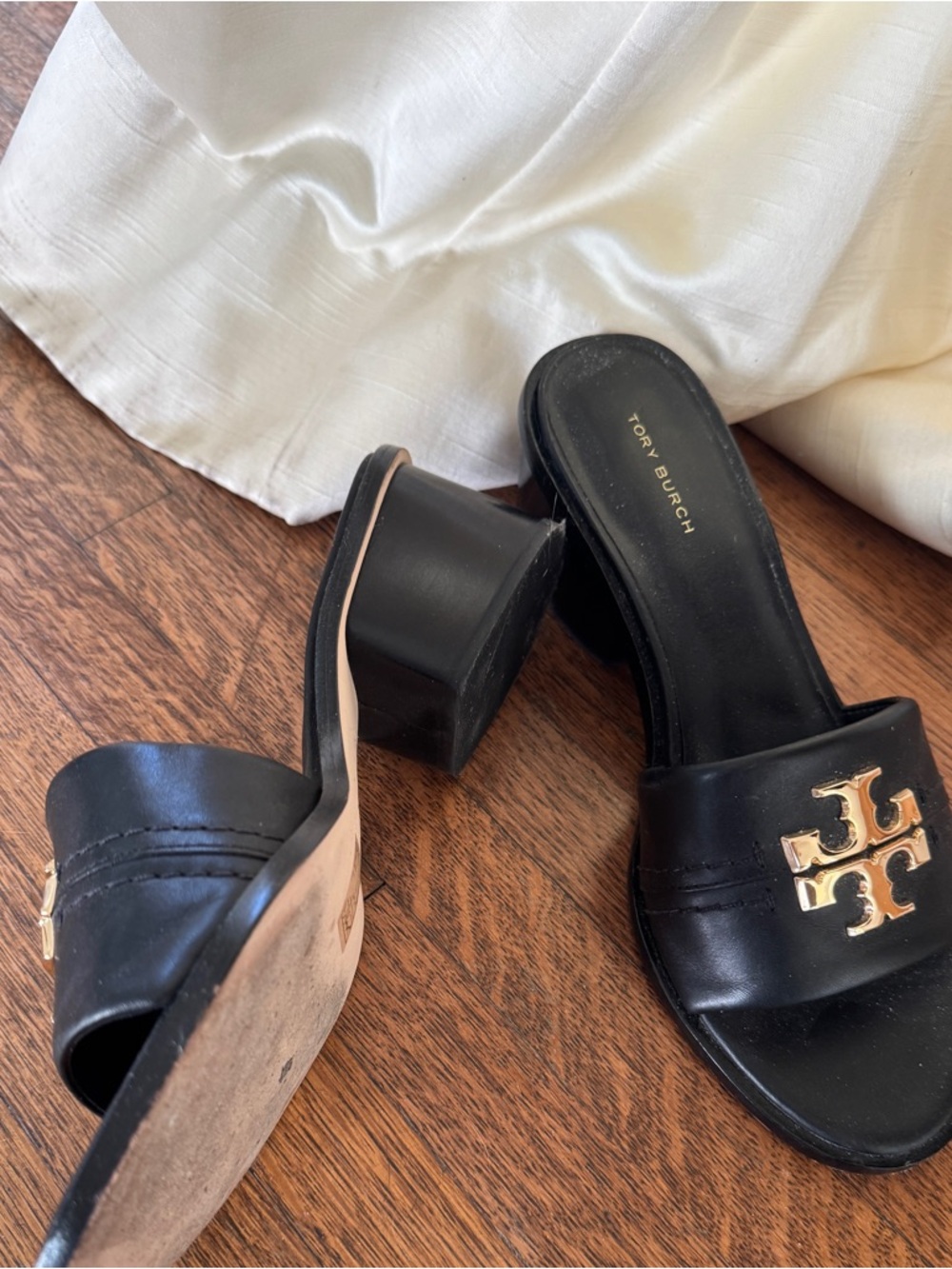 Tory Burch Everly Black Leather heeled Sandals with Gold Logo - Picture 2 of 8